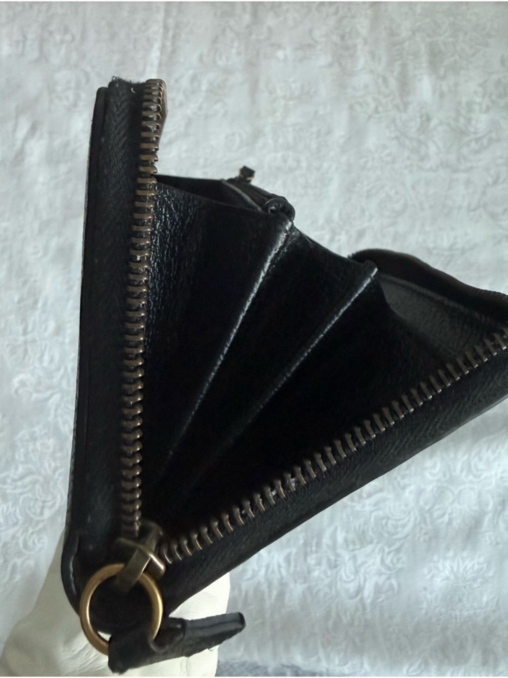 Gucci Animalier Bee black Leather Zip Around Wallet. - Picture 15 of 17